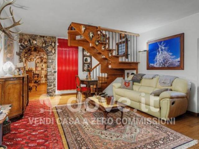 Villa di 221 m con più di 5 locali e box auto in vendita a Val Brembilla