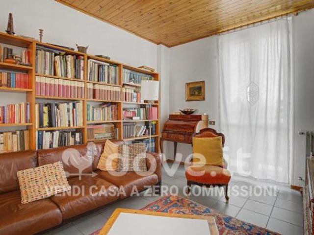 Villa di 233 m con più di 5 locali e box auto in vendita a Marchirolo