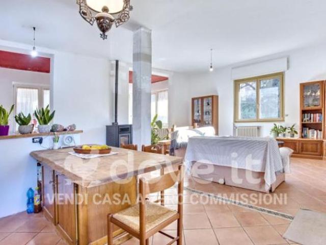 Villa di 240 m con 4 locali e box auto doppio in vendita a Carnago