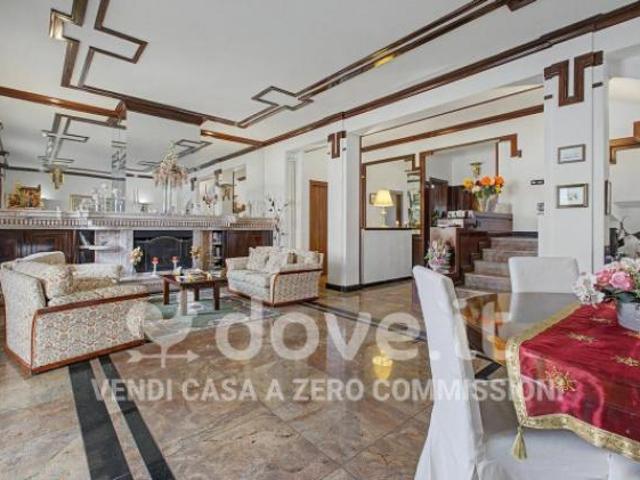 Villa di 240 m con più di 5 locali e box auto doppio in vendita a Fiumicino [rif. DV 12729 1]