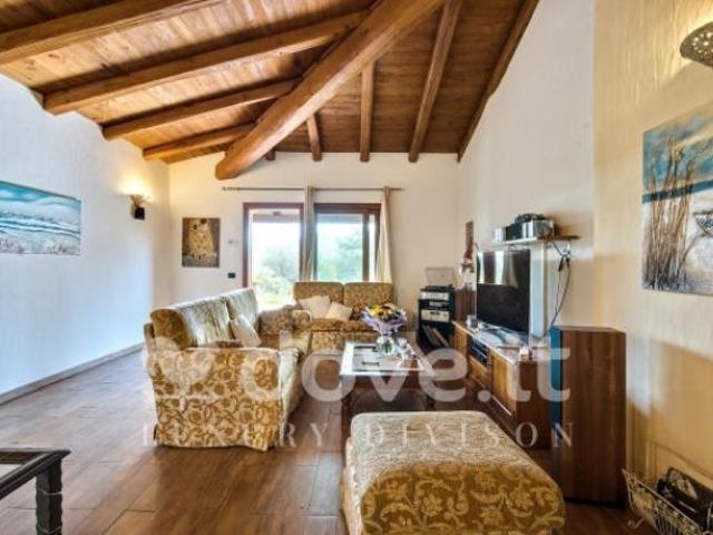 Villa di 241 m con 5 locali in vendita a Olbia [rif. DV 10739]