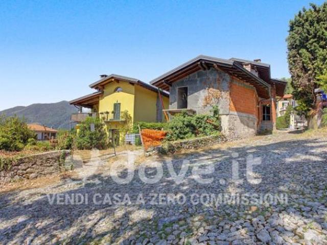 Villa di 250 m con più di 5 locali e posto auto in vendita a Orino