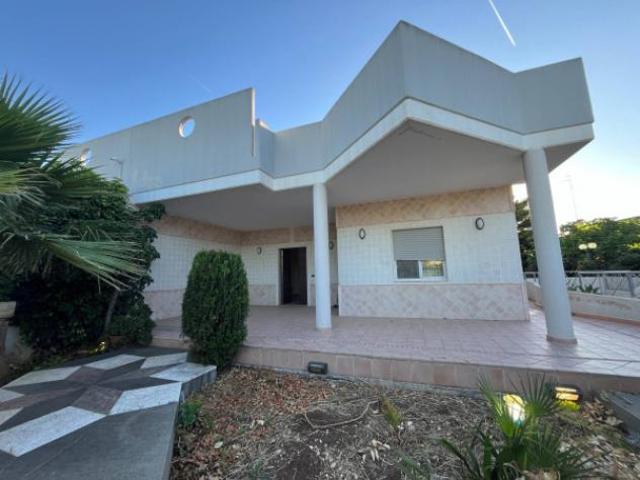 Villa di 260 m con più di 5 locali e box auto doppio in vendita a Bari