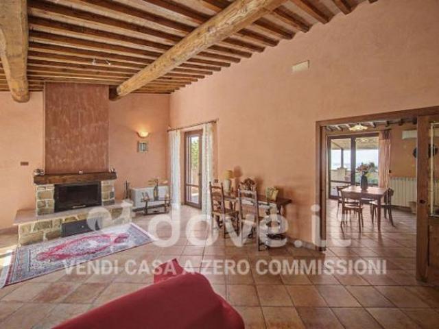 Villa di 260 m con più di 5 locali e box auto in vendita a Casole d'Elsa