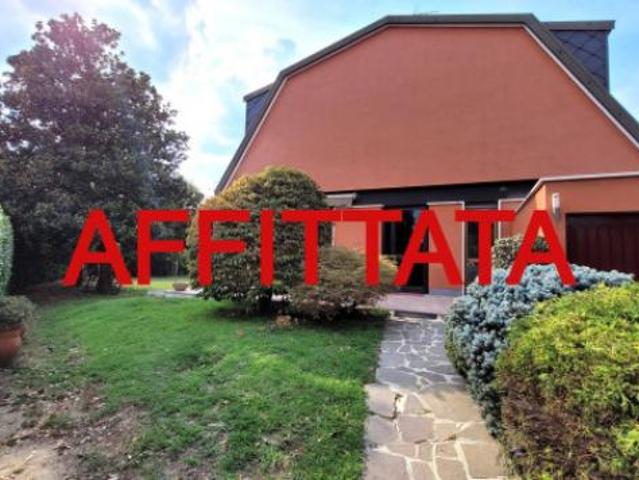 Villa di 270 m con più di 5 locali e box auto in affitto a Arese