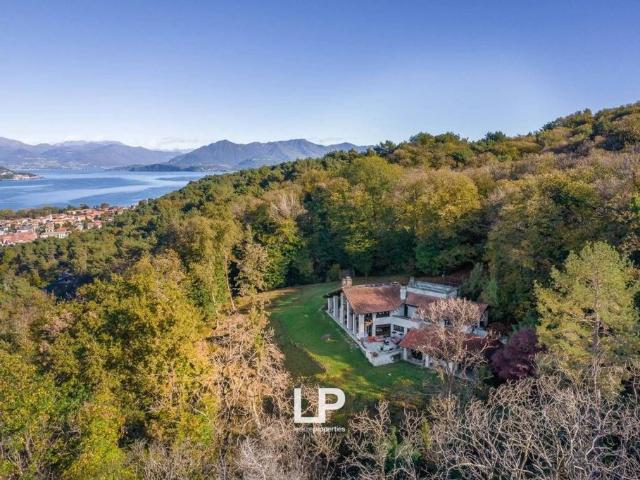 Villa di 276 mq in vendita Via Ai Boschi, 70, Angera, Lombardia