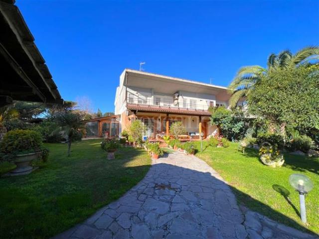 Villa di 280 mq a Axa, Casal Palocco, Infernetto Roma