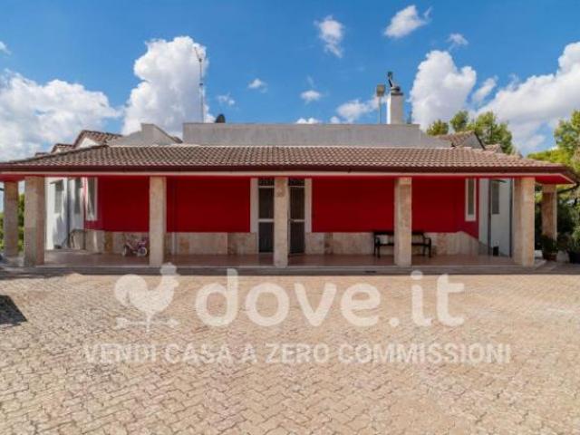 Villa di 300 m con 5 locali e box auto in vendita a Mottola