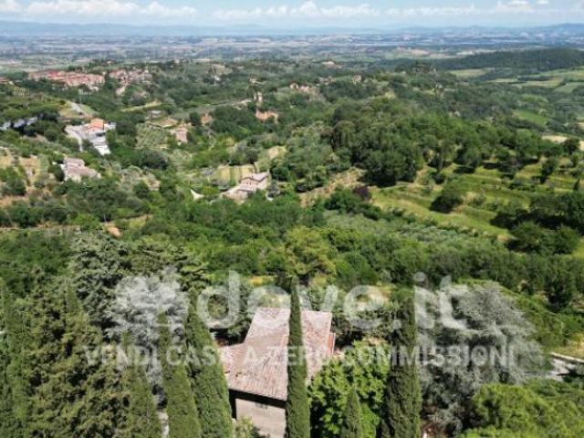 Villa di 300 m con più di 5 locali e box auto in vendita a Montepulciano