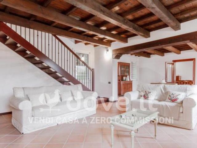 Casa indipendente di 300 m con più di 5 locali e box auto in vendita a Canaro
