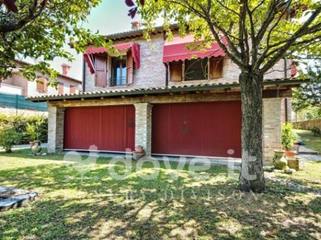 Villa di 300 m con più di 5 locali e box auto in vendita a Ferrara