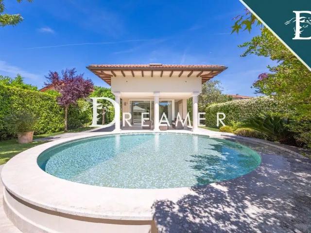 Villa di 300 mq in vendita via versilia, 27, 55042, Forte dei Marmi, Toscana