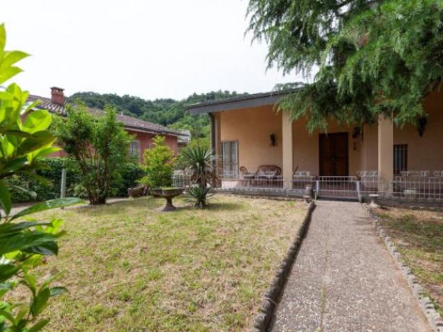 Villa di 320 m con più di 5 locali e box auto doppio in vendita a Castiglione Torinese