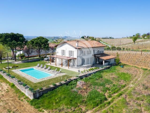 Prestigiosa villa di 320 mq in vendita, Nizza Monferrato, Piemonte