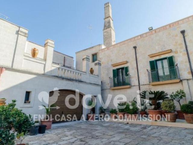 Villa di 326 m con 5 locali e box auto doppio in vendita a Grottaglie