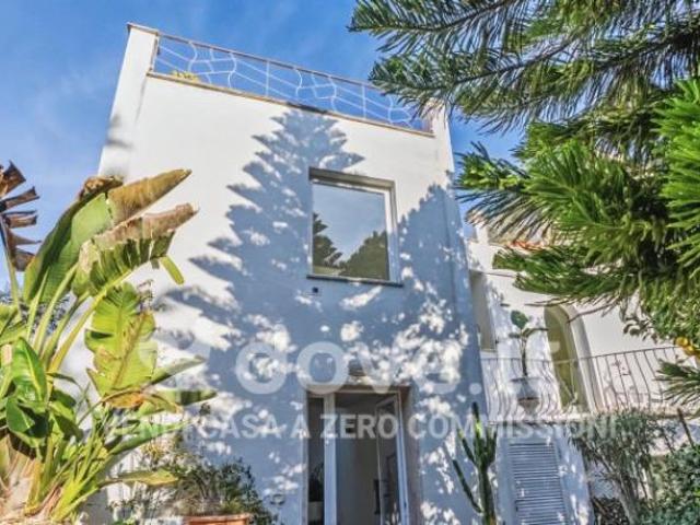Villa di 330 m con 5 locali e box auto in vendita a Foggia [rif. DV 12019]