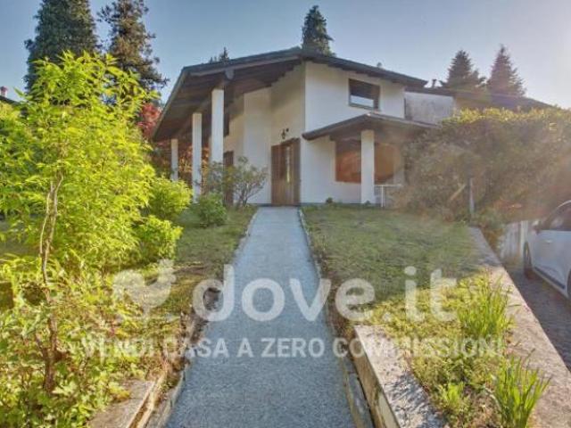 Villa di 350 m con più di 5 locali e box auto in vendita a Varese