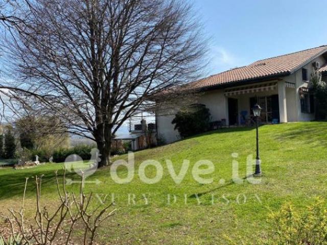 Villa di 350 m con più di 5 locali e box auto in vendita a Ivrea