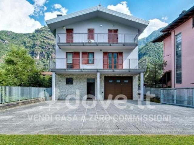 Villa di 358 m con più di 5 locali e box auto doppio in vendita a Esine
