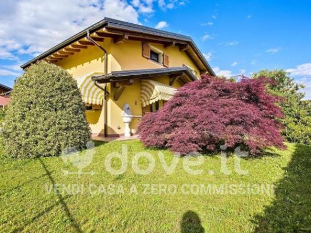 Villa di 359 m con 5 locali e box auto doppio in vendita a Brezzo di Bedero