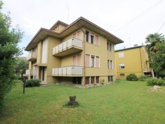 Villa di 360 m con più di 5 locali e box auto doppio in vendita a Padova