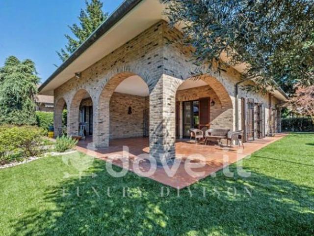 Villa di 384 m con più di 5 locali e box auto in vendita a Cesano Maderno [rif. DV 12504]