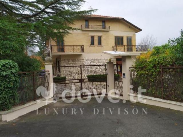 Villa di 399 m con più di 5 locali e box auto in vendita a Sarteano
