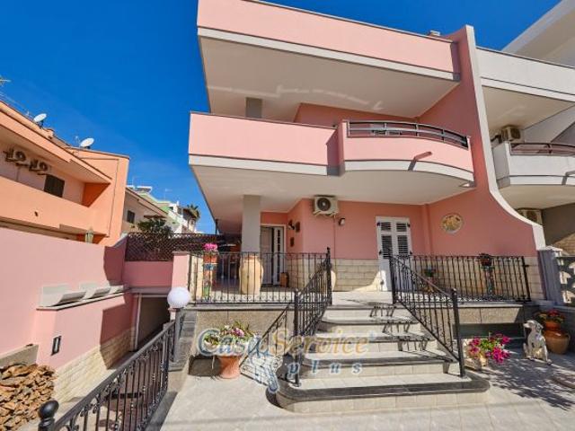 Villa di ampia metratura con garage e spazi esterni