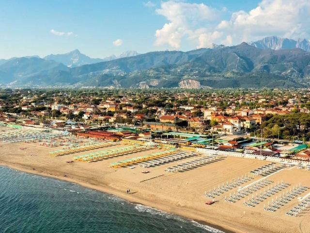 Villa di ampia superficie da ristrutturare con ampio giardin. 350m² Forte dei Marmi