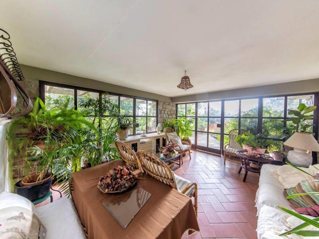 Villa di ampia superficie in posizione panoramica con giardi. 373m² Pescia