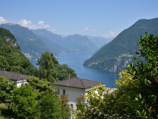 Villa di lusso arredata con vista lago a 180 gradi