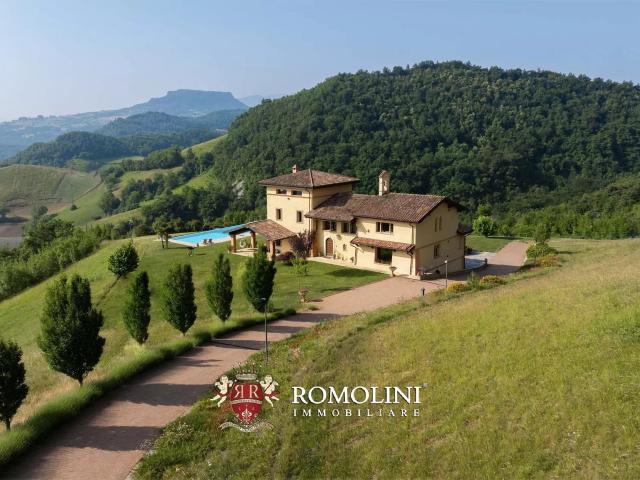 Villa DI Lusso Con Piscina E 27 Ha DI Terreno In Vendita In. 628m² Canossa