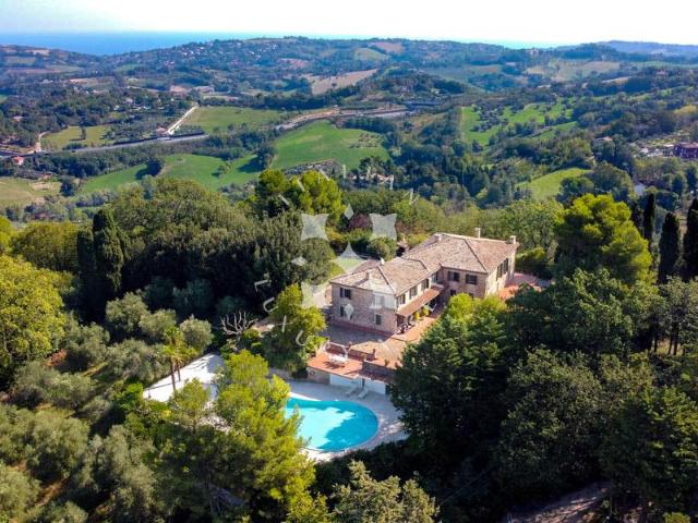 Villa di lusso del 19° sec. Sulle colline di Pesaro, nelle M. 863m² Pesaro