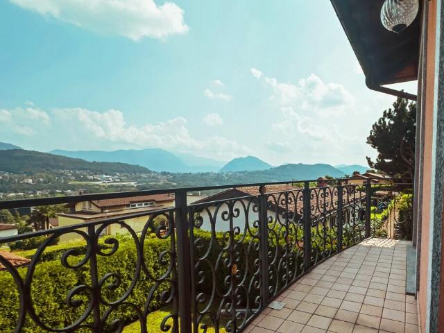 Villa di prestigio con terreno edificabile