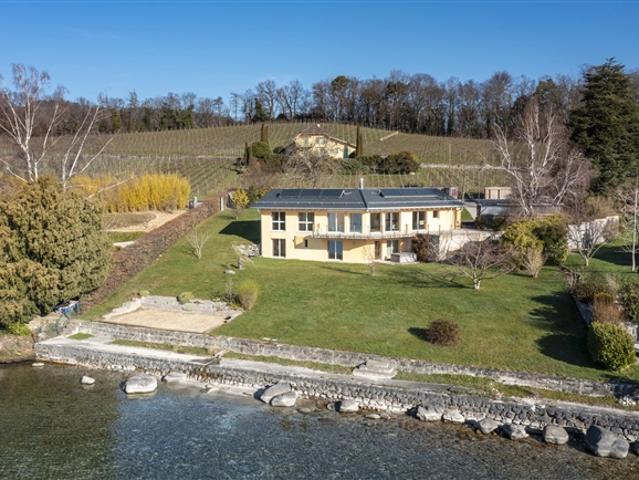 Villa direkt am Wasser
