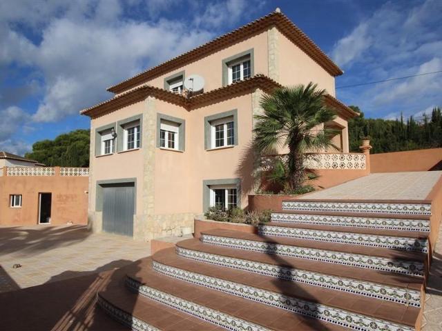 Villa distribuido en 3 plantas. En la planta baja hay un amp. 331m² Calpe Calp