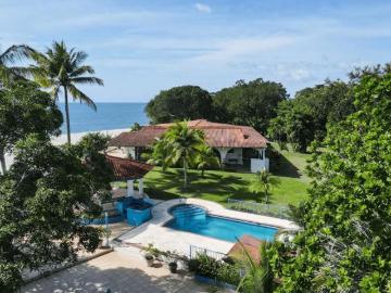 Villa El Corotú Propiedad Frente a la Playa y al Río en Rio Hato