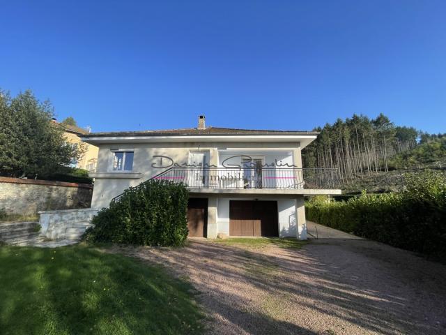 Villa élevée sur sous sol complet avec jardin