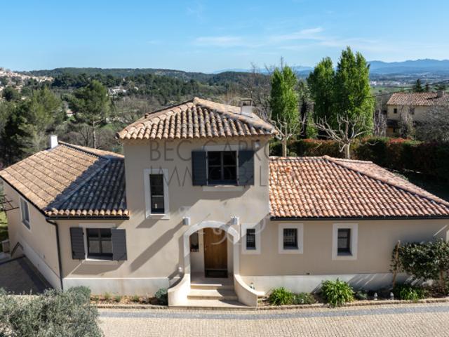VILLA ELEGANTE AU CALME ENVIRONNEMENT PRIVILIGIE A L'OUEST
