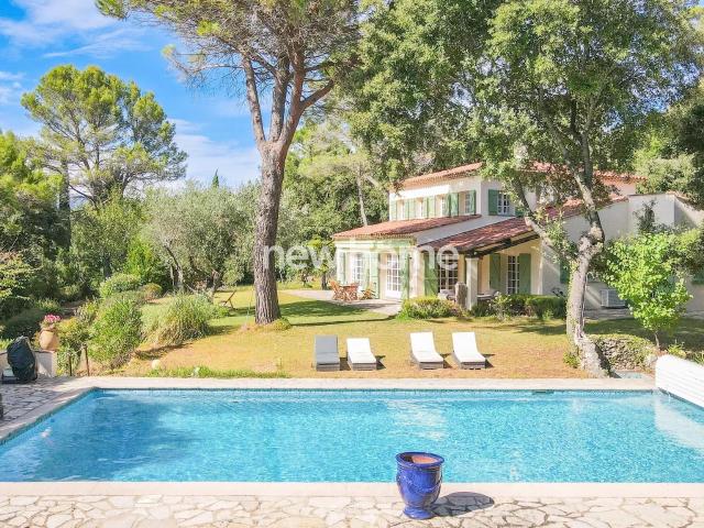 Villa élégante avec vaste piscine et confort moderne à Montauroux