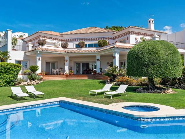 Villa elegante con cistas al mar en El Paraiso Alto