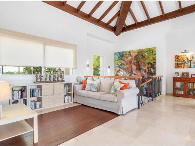 Villa elegante con cistas al mar en El Paraiso Alto