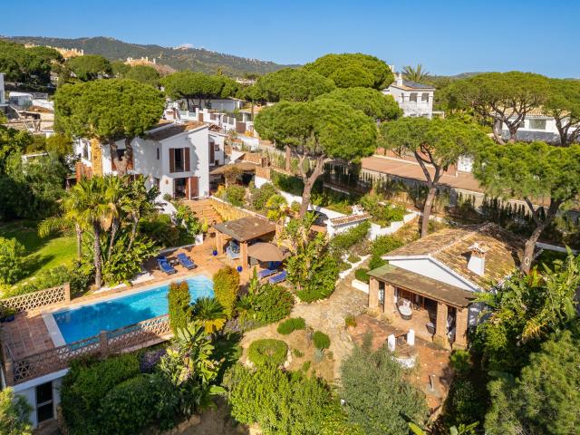 Villa elegante con un encanto andaluz atemporal, ubicada en. 566m² Marbella