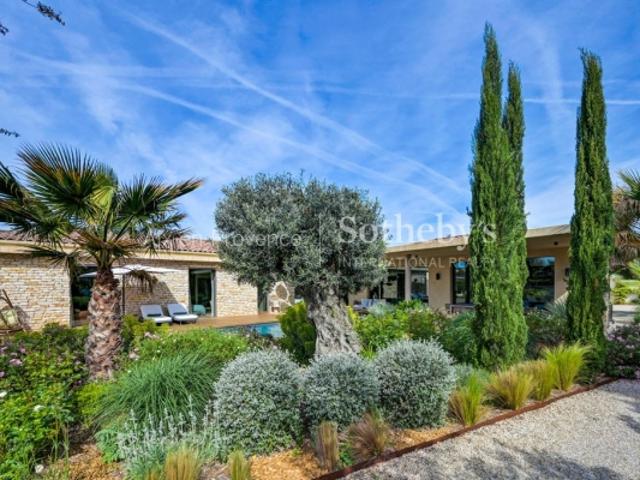 Villa élégante de plain pied – 225 m² habitables – terrain paysager de 1 500 m² – 5 suites – piscine