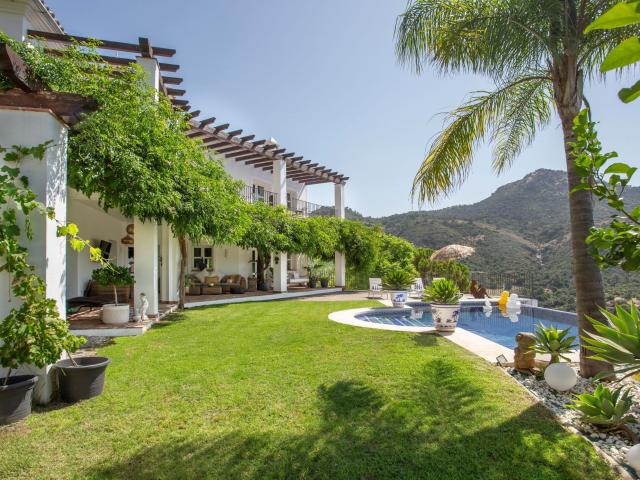 Villa elegante en la ladera con vistas al mar panorámicas en. 511m² Benahavís