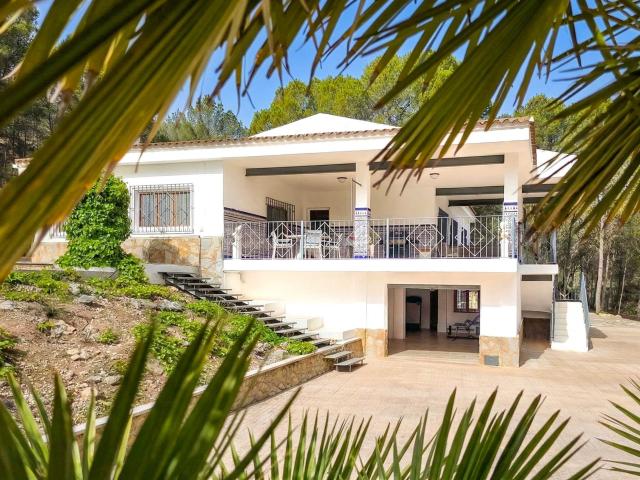 Villa elegantemente modernizada y lista para entrar a vivir. 414m² Azafranar