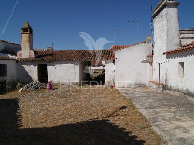Villa em Vaiamonte para recuperar, com pátio e quintal