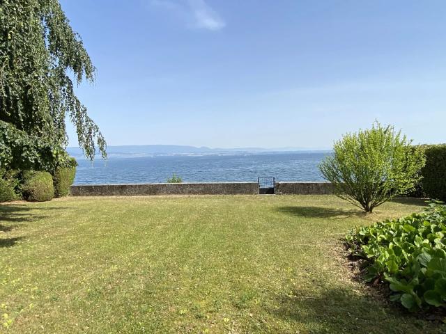 Villa Émeraude Thonon les Bains — Pied dans l'eau Il y a les maisons que l'on habite, et il y a les lieux qui nous habitent