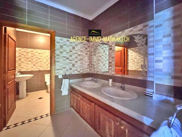 Villa en 3 niveaux avec piscine, 6 chambres 570 m²