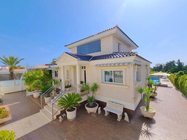 Villa en venta en Torrevieja Alicante